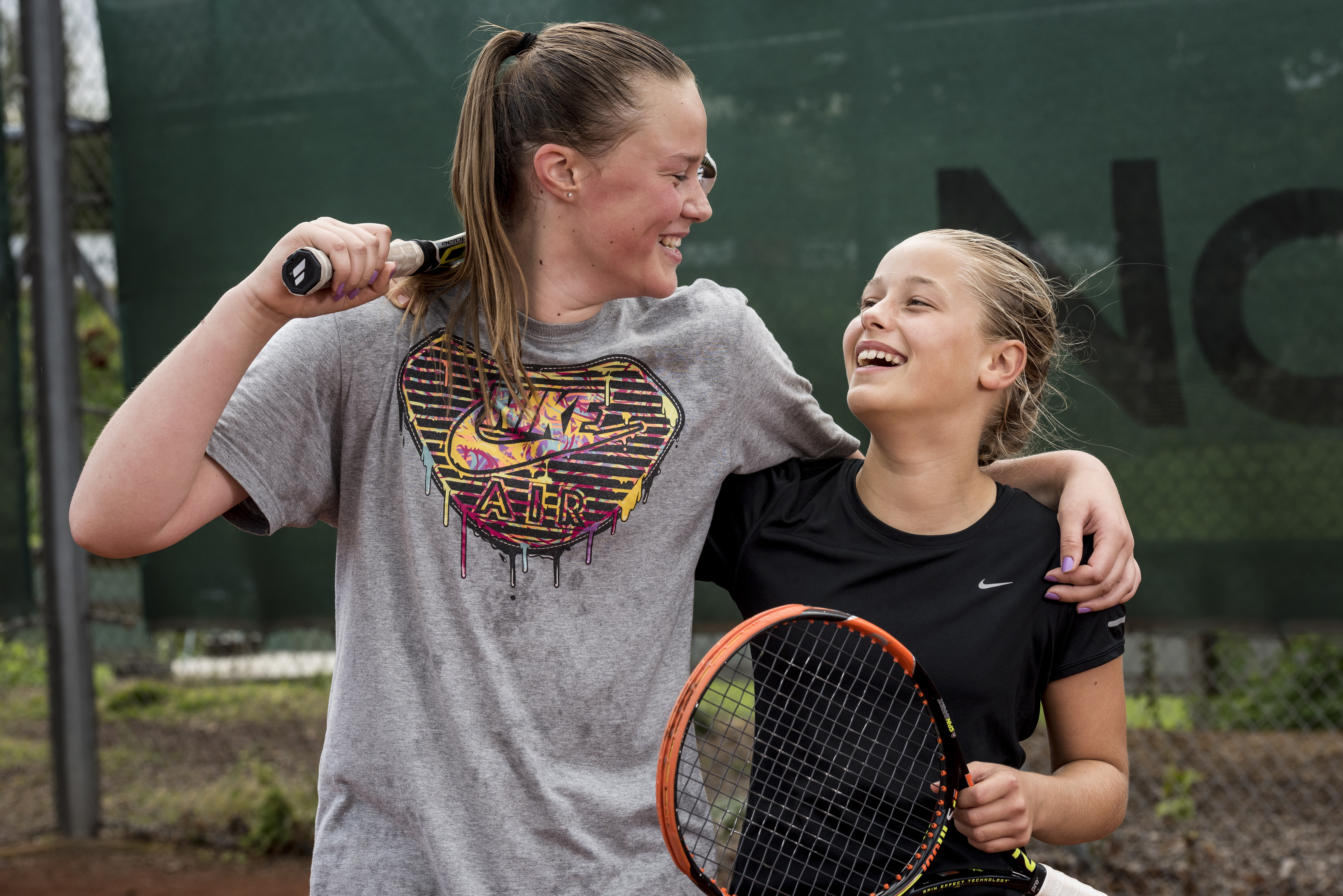Kvinde og pige griner efter tenniskamp.jpg