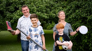 Familie på 4 - klar til leg i haven
