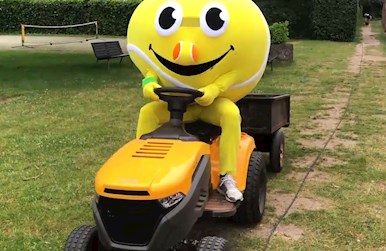 Maskot på havetraktor.JPG