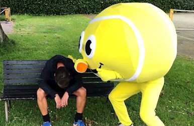 Maskot hjælper makker.JPG