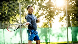 Anders Moeslund slår til orange bold i solskin