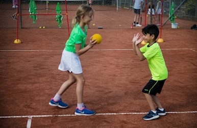 Pige kaster skumbold på dreng.jpg