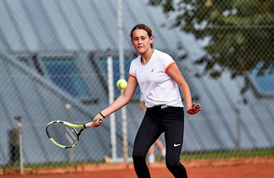 Ung pige slår forhånd.jpg