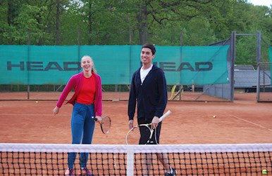 Ung pige og dreng griner.jpg