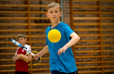 Dreng slår til skumbold.jpg