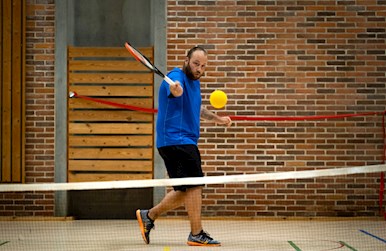 Mand slår til skumbold.jpg