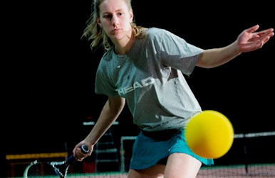 Ung pige slår til skumbold.jpg