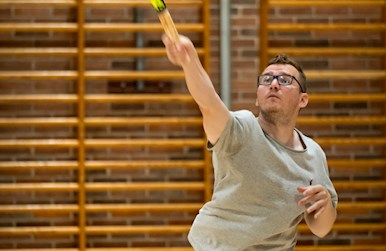 Mand server til skumbold.jpg