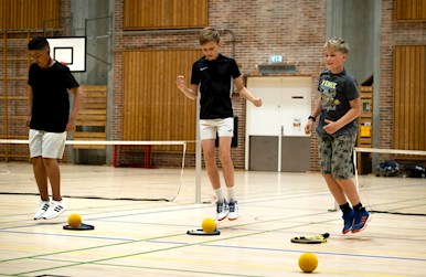 Børn hopper til skumtennis.jpg