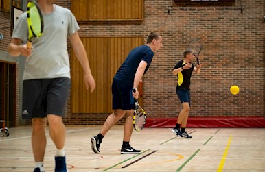 Voksne spiller skumtennis.jpg