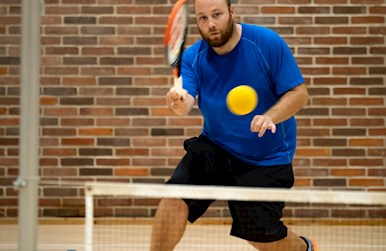 Mand slår forhånd (skumtennis).jpg
