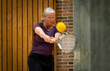 Kvinde slår baghånd (skumtennis).jpg