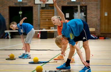 Børn laver vejrmøller (skumtennis).jpg