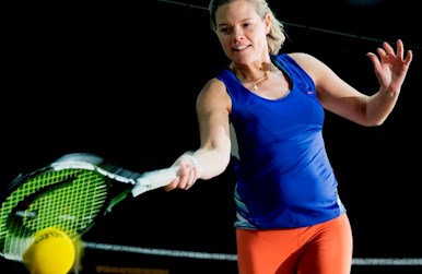 Kvinde slår forhånd inde.jpg