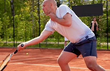 Mand slår forhånd.jpg