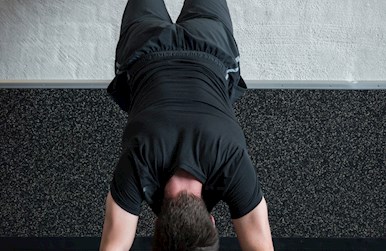 Mand står på væg.jpg