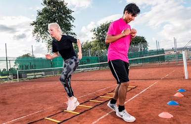 Dreng og pige i stigeløb.jpg