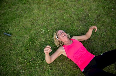 Glad og udmattet kvinde.jpg