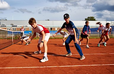 Børn løber stafet.jpg