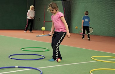 Pige jonglerer med tennisbold.jpg