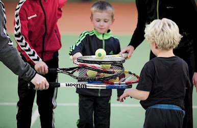 Børn stabler ketjsere.jpg