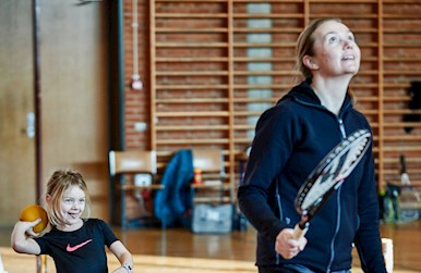 Pige kaster skumbold på sin mor.jpg
