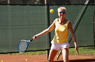 Kvinde i gult slår forhånd.jpg