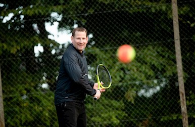 Smilende slår til orange bold.jpg
