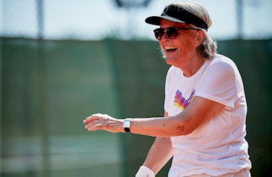 60+ kvinde med stort smil.jpg