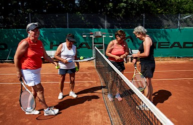 Seniorkvinder hygger på banen.jpg