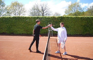 Unge drenge giver high-five.jpg