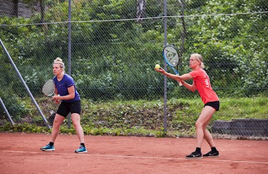 Ungekvinder gør klar til serv.jpg