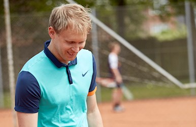 Ung mand dribler med tennisbold