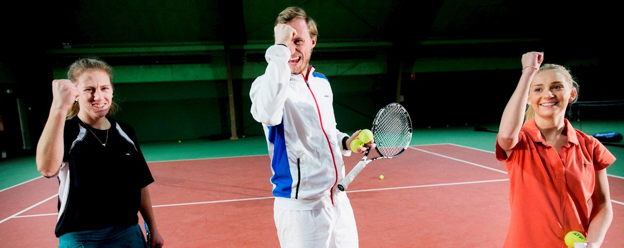 Tennisspillere viser knytnæver i begejstring