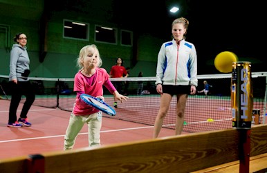 Tennisspige skyder til måls med tennisbold efter boldrør