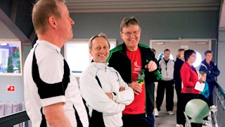 Mænd hygger i tennisklubben