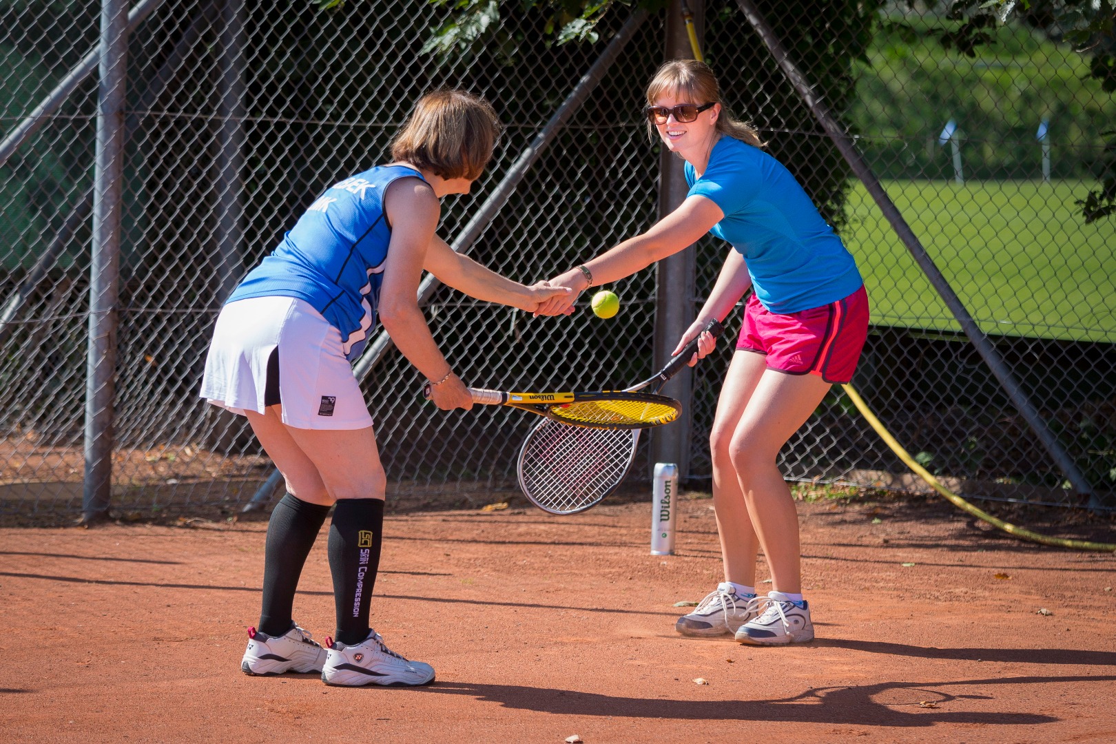 Kvinder har det sjovt til tennistræning