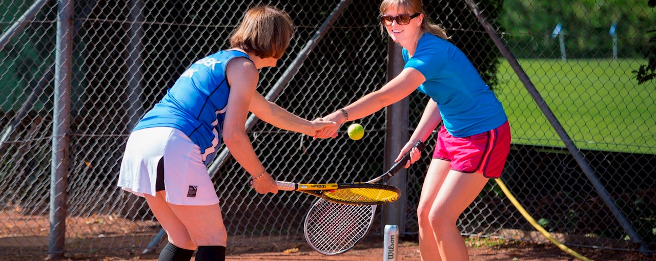 Kvinder har det sjovt til tennistræning