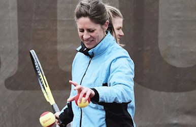 Voksenintroduktion kvinde med rød bold