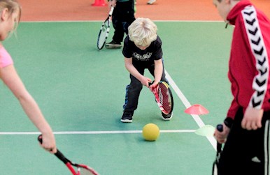 Familietennis børn der leger