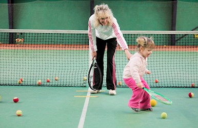 Familietennis leg med bolde