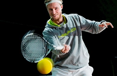 Voksenintroduktion mand spiller tennis