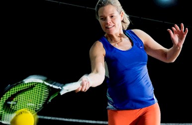 Voksenintroduktion kvinde spiller tennis
