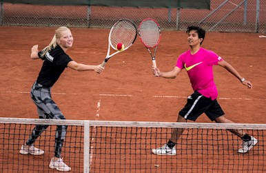 Dreng og pige tennisflugtning.jpg
