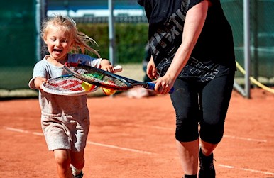 Mor og lille pige leger med bolde.jpg