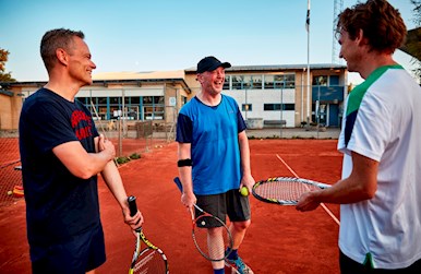 Tennismænd hyggesnakker.jpg