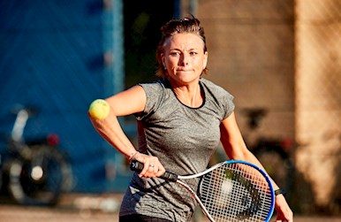 Tenniskvinde slår enhåndsbaghånd.jpg