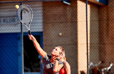 Tenniskvinde server.jpg