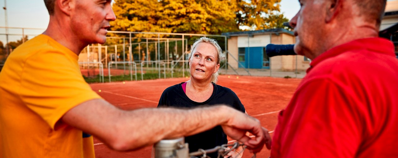 Voksenintroduktion - Tennistræner giver fif til mand og kvinde
