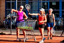 Voksenintroduktion - Tenniskvinder træner serv